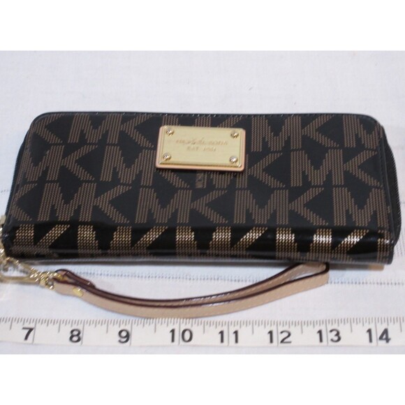 Michael Kors Wallet Signature Zip Around Wristlet Accordion 8x4" Black & Gold - Picture 1 of 6